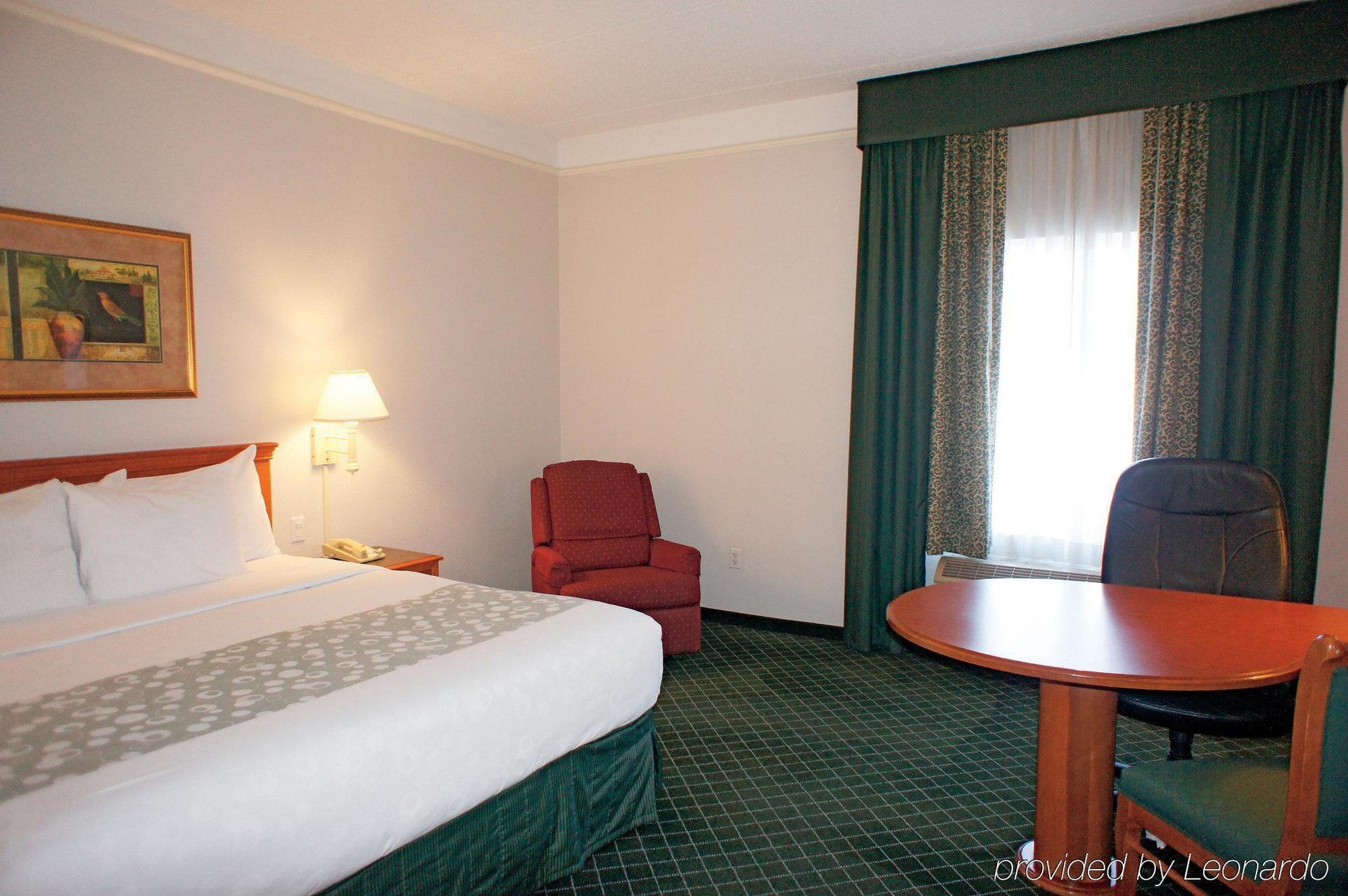 Hotel La Quinta & By Wyndham Airport 3*